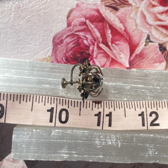 Vintage 1950s Emerald Green Rhinestone Earrings - Picture 9 of 9